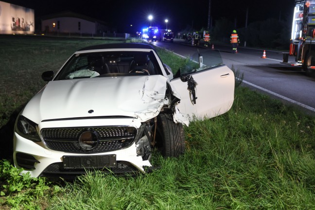 Vier Verletzte bei schwerem Crash zwischen zwei Autos auf Wiener Stra�e in Redlham