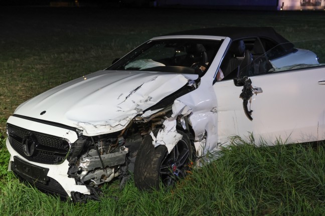 Vier Verletzte bei schwerem Crash zwischen zwei Autos auf Wiener Stra�e in Redlham
