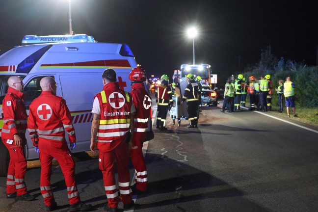 Vier Verletzte bei schwerem Crash zwischen zwei Autos auf Wiener Stra�e in Redlham