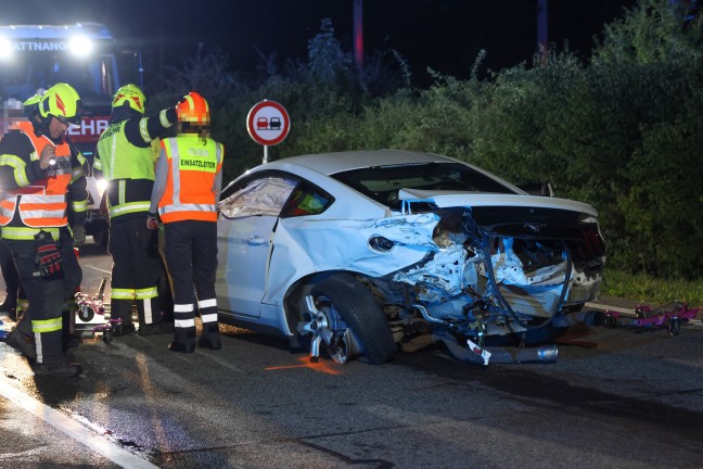 Vier Verletzte bei schwerem Crash zwischen zwei Autos auf Wiener Stra�e in Redlham