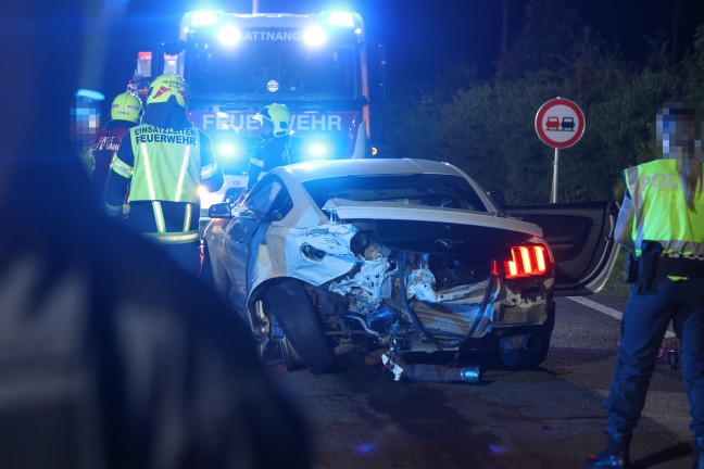 Vier Verletzte bei schwerem Crash zwischen zwei Autos auf Wiener Stra�e in Redlham