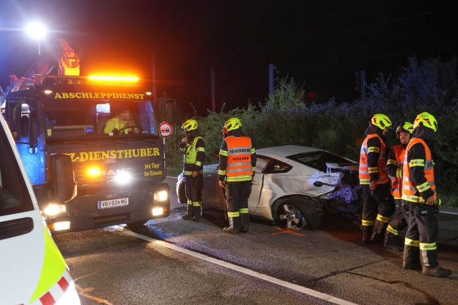 Vier Verletzte bei schwerem Crash zwischen zwei Autos auf Wiener Stra�e in Redlham