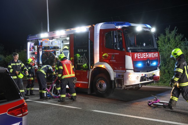 Vier Verletzte bei schwerem Crash zwischen zwei Autos auf Wiener Stra�e in Redlham