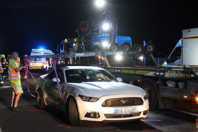 Vier Verletzte bei schwerem Crash zwischen zwei Autos auf Wiener Stra�e in Redlham