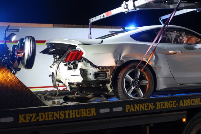 Vier Verletzte bei schwerem Crash zwischen zwei Autos auf Wiener Stra�e in Redlham