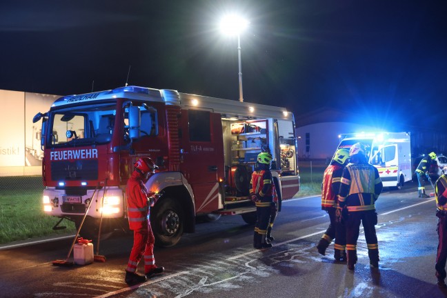 Vier Verletzte bei schwerem Crash zwischen zwei Autos auf Wiener Stra�e in Redlham