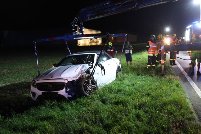 Vier Verletzte bei schwerem Crash zwischen zwei Autos auf Wiener Stra�e in Redlham