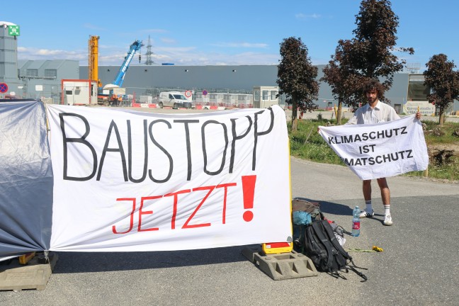 Protestaktion gegen riesiges Rechenzentrum eines Technologieunternehmens in Kronstorf