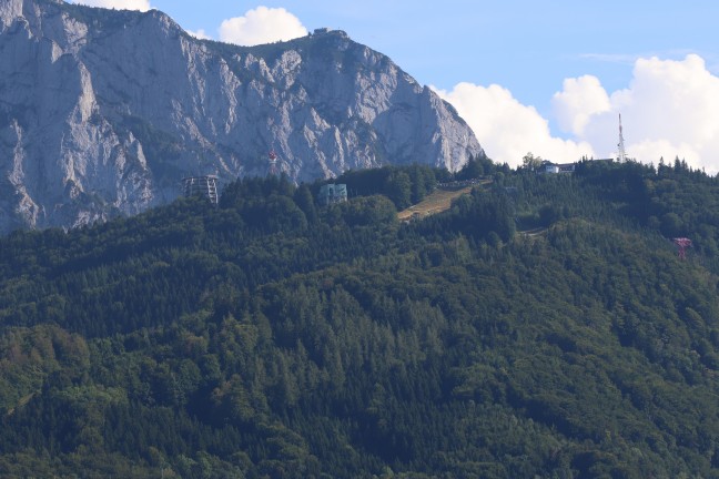 Personenrettung: Einsatzkr�fte zur Rettung eines Paragleiters auf den Gr�nberg in Gmunden alarmiert