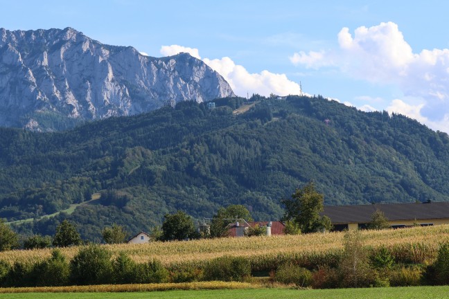 Personenrettung: Einsatzkr�fte zur Rettung eines Paragleiters auf den Gr�nberg in Gmunden alarmiert