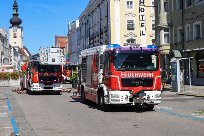Verbranntes Kochgut: Einsatz von Feuerwehr, Rettung und Polizei am Stadtplatz in Wels-Innenstadt