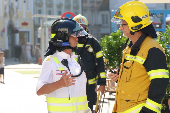 Verbranntes Kochgut: Einsatz von Feuerwehr, Rettung und Polizei am Stadtplatz in Wels-Innenstadt