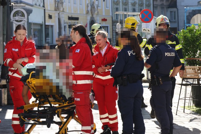 Verbranntes Kochgut: Einsatz von Feuerwehr, Rettung und Polizei am Stadtplatz in Wels-Innenstadt