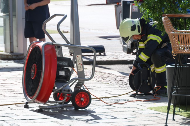Verbranntes Kochgut: Einsatz von Feuerwehr, Rettung und Polizei am Stadtplatz in Wels-Innenstadt