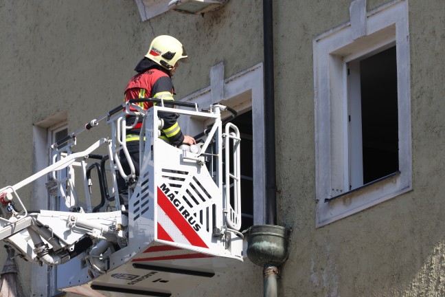 Verbranntes Kochgut: Einsatz von Feuerwehr, Rettung und Polizei am Stadtplatz in Wels-Innenstadt