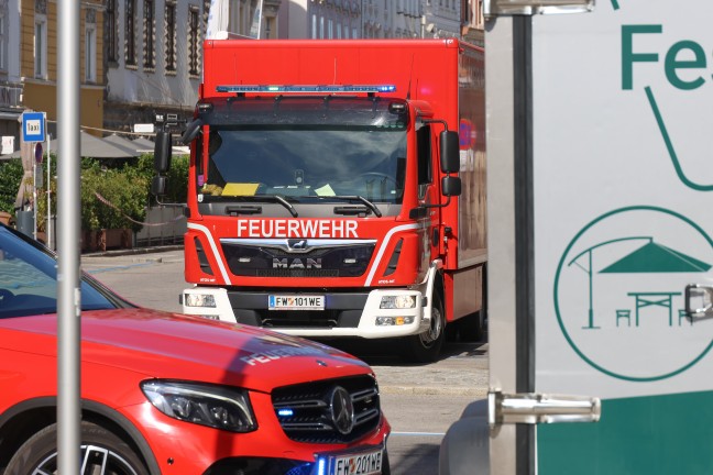 Verbranntes Kochgut: Einsatz von Feuerwehr, Rettung und Polizei am Stadtplatz in Wels-Innenstadt