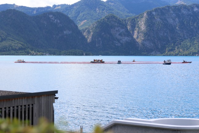Steinbach am Attersee: Abgest�rztes Kleinflugzeug durch Spezialtaucher aus 162 Metern Tiefe geborgen