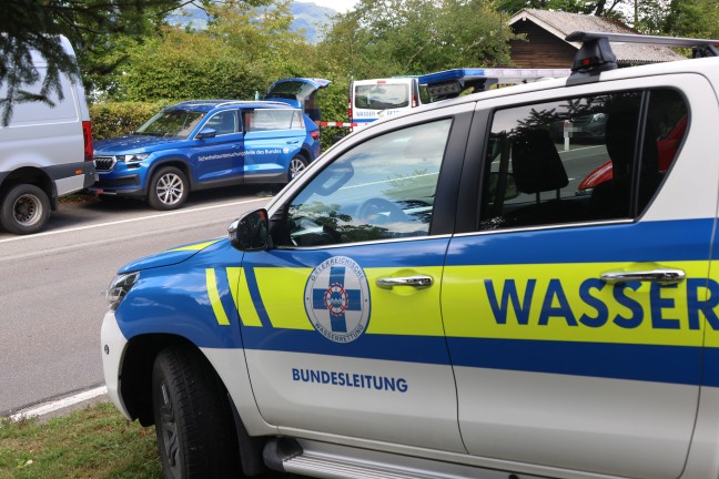 Steinbach am Attersee: Abgest�rztes Kleinflugzeug durch Spezialtaucher aus 162 Metern Tiefe geborgen