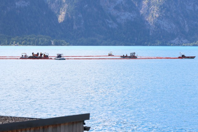 Steinbach am Attersee: Abgest�rztes Kleinflugzeug durch Spezialtaucher aus 162 Metern Tiefe geborgen