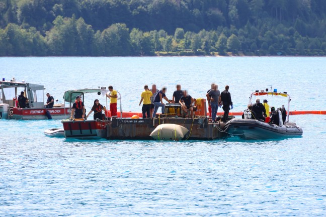 Steinbach am Attersee: Abgest�rztes Kleinflugzeug durch Spezialtaucher aus 162 Metern Tiefe geborgen