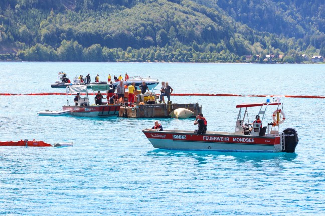 Steinbach am Attersee: Abgest�rztes Kleinflugzeug durch Spezialtaucher aus 162 Metern Tiefe geborgen