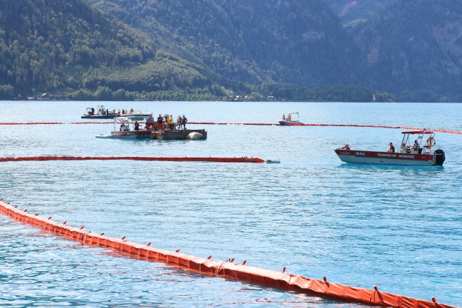 Steinbach am Attersee: Abgest�rztes Kleinflugzeug durch Spezialtaucher aus 162 Metern Tiefe geborgen