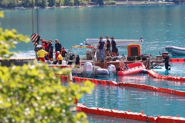 Steinbach am Attersee: Abgest�rztes Kleinflugzeug durch Spezialtaucher aus 162 Metern Tiefe geborgen