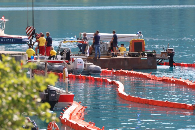 Steinbach am Attersee: Abgest�rztes Kleinflugzeug durch Spezialtaucher aus 162 Metern Tiefe geborgen