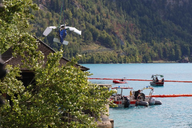 Steinbach am Attersee: Abgest�rztes Kleinflugzeug durch Spezialtaucher aus 162 Metern Tiefe geborgen