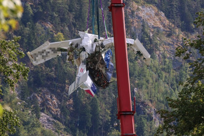 Steinbach am Attersee: Abgest�rztes Kleinflugzeug durch Spezialtaucher aus 162 Metern Tiefe geborgen