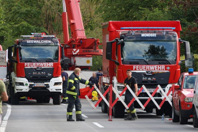 Steinbach am Attersee: Abgest�rztes Kleinflugzeug durch Spezialtaucher aus 162 Metern Tiefe geborgen