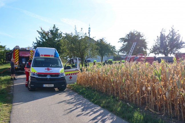 Personenrettung: LKW beim Abkippen von Erdmaterial in Piberbach umgest�rzt