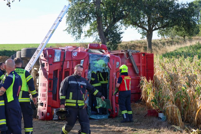 Personenrettung: LKW beim Abkippen von Erdmaterial in Piberbach umgest�rzt