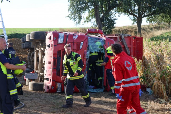 Personenrettung: LKW beim Abkippen von Erdmaterial in Piberbach umgest�rzt