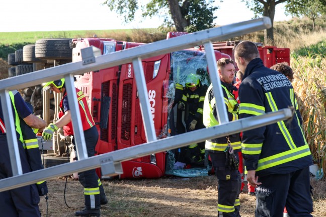 Personenrettung: LKW beim Abkippen von Erdmaterial in Piberbach umgest�rzt
