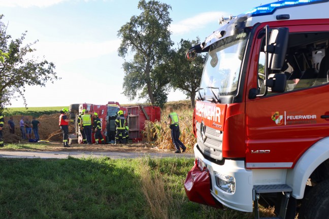 Personenrettung: LKW beim Abkippen von Erdmaterial in Piberbach umgest�rzt