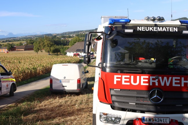 Personenrettung: LKW beim Abkippen von Erdmaterial in Piberbach umgest�rzt
