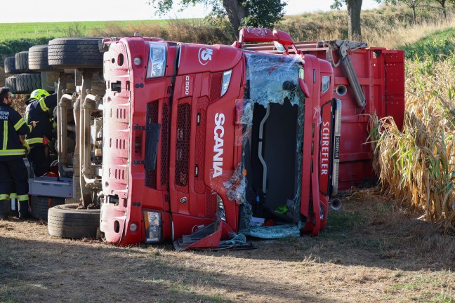 Personenrettung: LKW beim Abkippen von Erdmaterial in Piberbach umgest�rzt