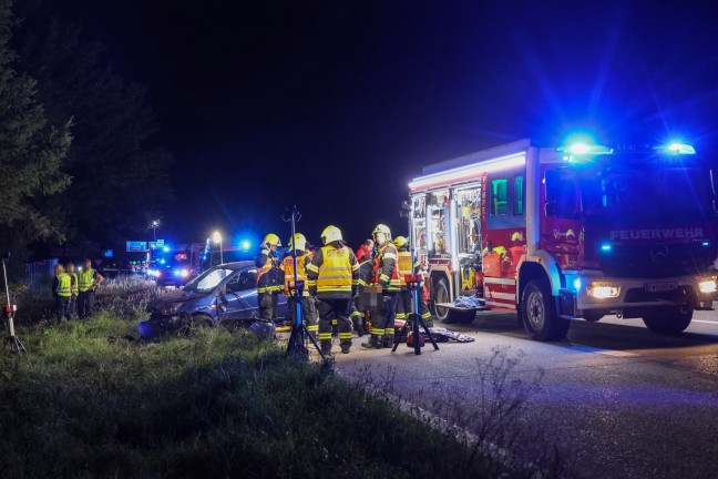 Auto�berschlag bei schwerem Crash gegen Baumzeile auf Westautobahn in Eberstalzell