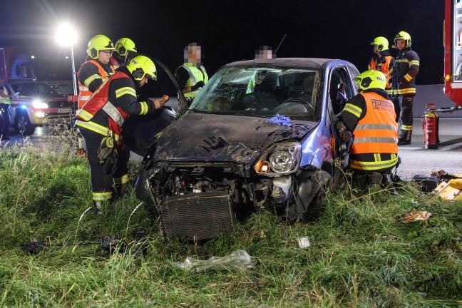 Auto�berschlag bei schwerem Crash gegen Baumzeile auf Westautobahn in Eberstalzell
