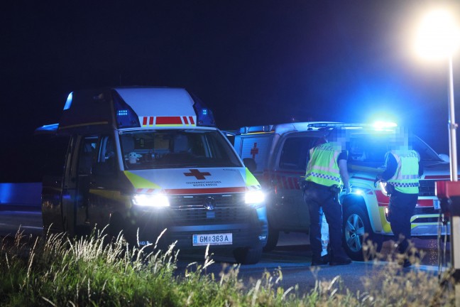 Auto�berschlag bei schwerem Crash gegen Baumzeile auf Westautobahn in Eberstalzell