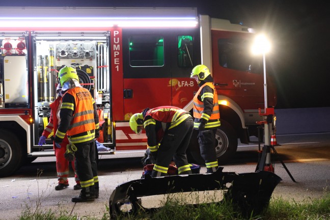 Auto�berschlag bei schwerem Crash gegen Baumzeile auf Westautobahn in Eberstalzell