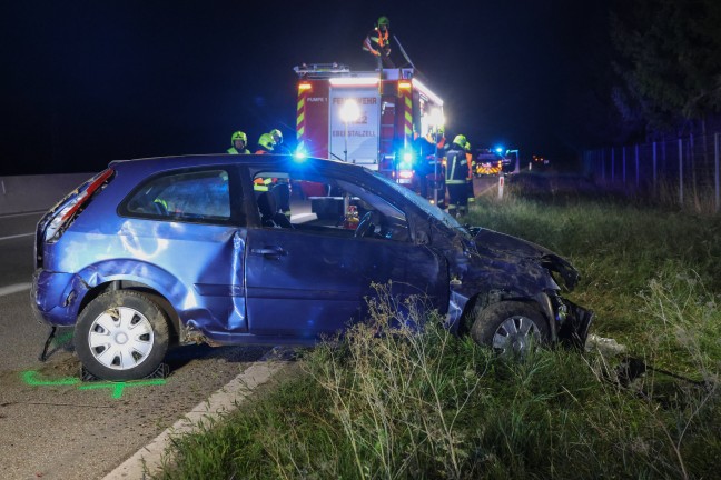 Auto�berschlag bei schwerem Crash gegen Baumzeile auf Westautobahn in Eberstalzell