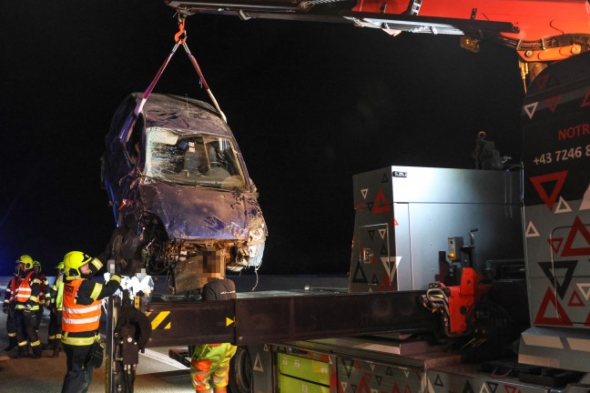 Auto�berschlag bei schwerem Crash gegen Baumzeile auf Westautobahn in Eberstalzell