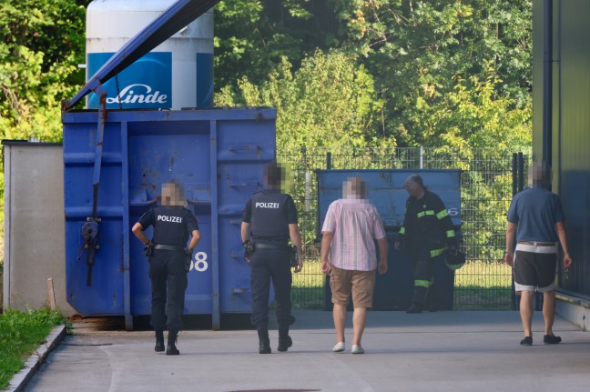 Explosionsgefahr bef�rchtet: Einsatz nach kleinerer Rutschung durch Baggerarbeiten in Wels-Puchberg