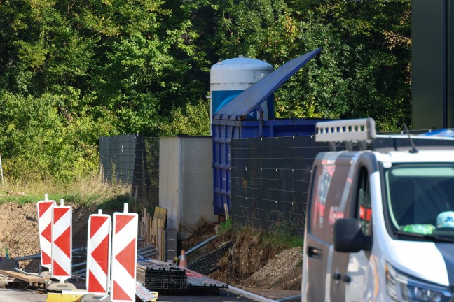 Explosionsgefahr bef�rchtet: Einsatz nach kleinerer Rutschung durch Baggerarbeiten in Wels-Puchberg