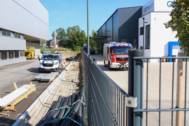 Explosionsgefahr bef�rchtet: Einsatz nach kleinerer Rutschung durch Baggerarbeiten in Wels-Puchberg