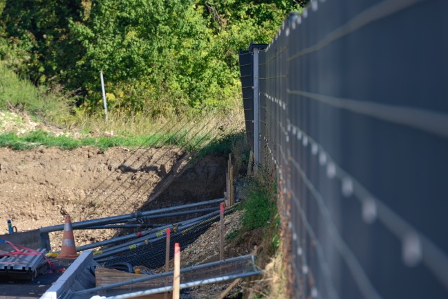 Explosionsgefahr bef�rchtet: Einsatz nach kleinerer Rutschung durch Baggerarbeiten in Wels-Puchberg