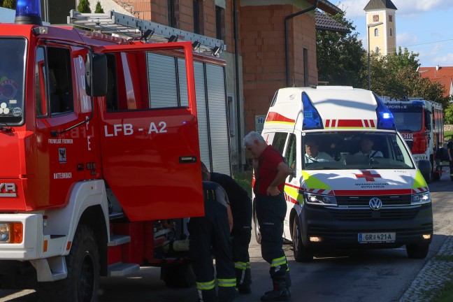 Drei Feuerwehren bei Zimmerbrand in einem Wohnhaus in Neukirchen am Walde im Einsatz