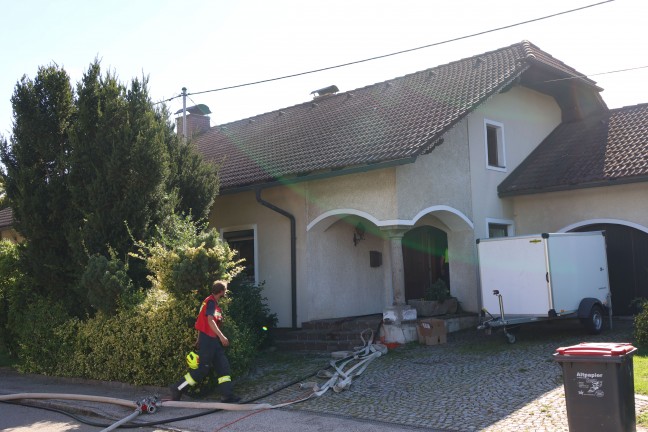 Drei Feuerwehren bei Zimmerbrand in einem Wohnhaus in Neukirchen am Walde im Einsatz